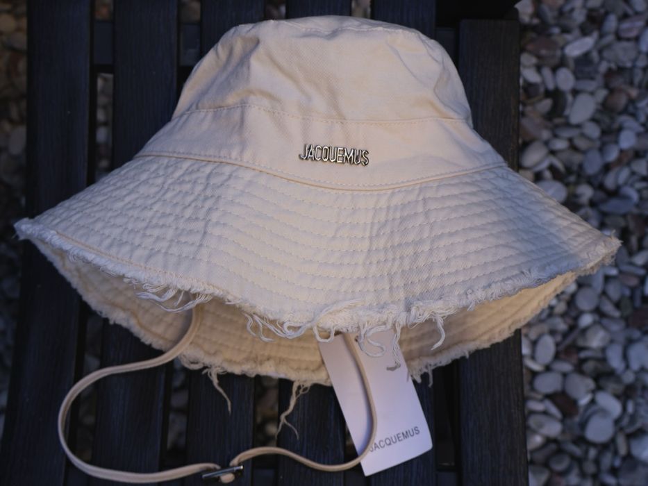 Дамски шапки Jacquemus