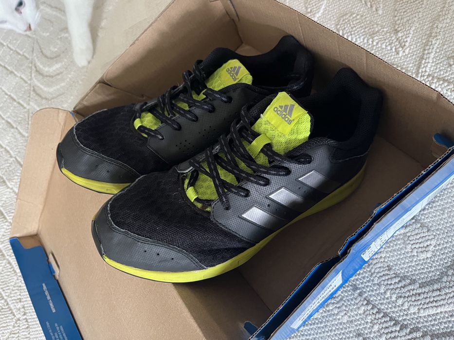 Маратонки Nike, Adidas