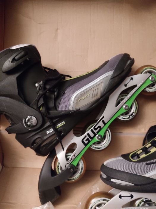 Продаются роликовые коньки.