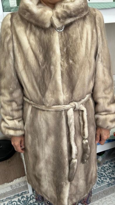 Норковая шуба с капюшоном — элегантная классика. Состояние как новая.