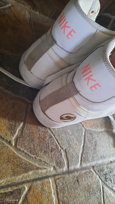 Adidași marca Nike