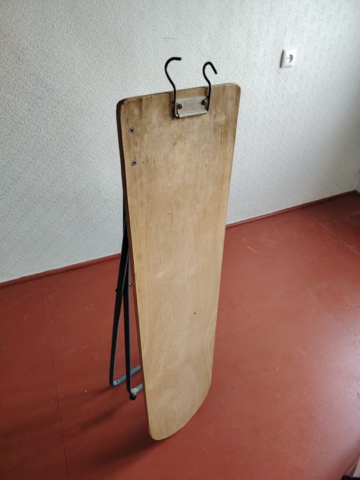 Гладильная доска с металлическим каркасом и деревянной поверхностью