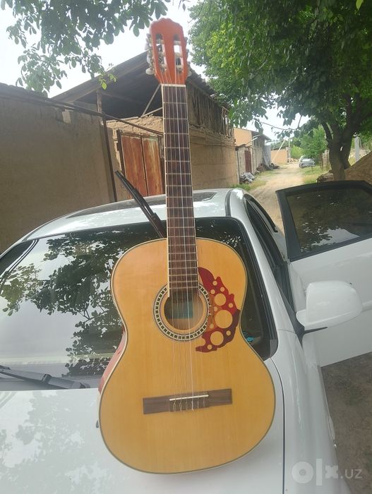 Gitara sotiladi toʻliq ma'lumot telefonda