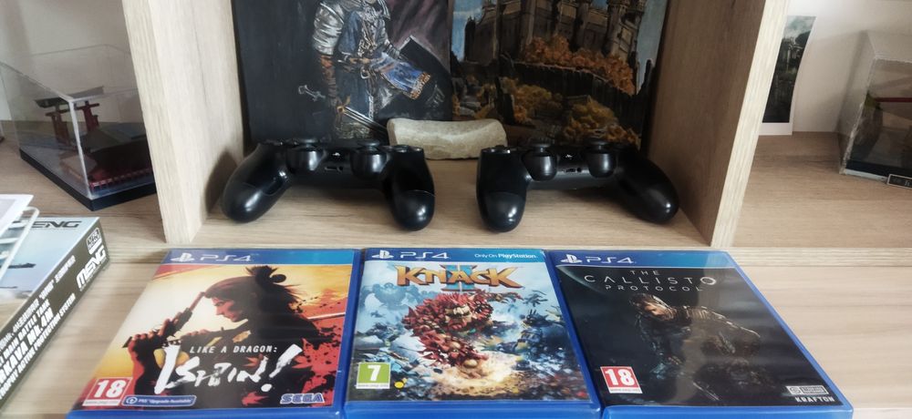 Playstation 4 със 2 геймпада и 3 игри