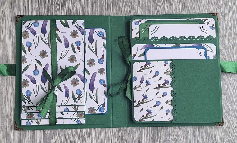 Мини албум "Нежни цветя" в зелено, ръчна изработка /11,1