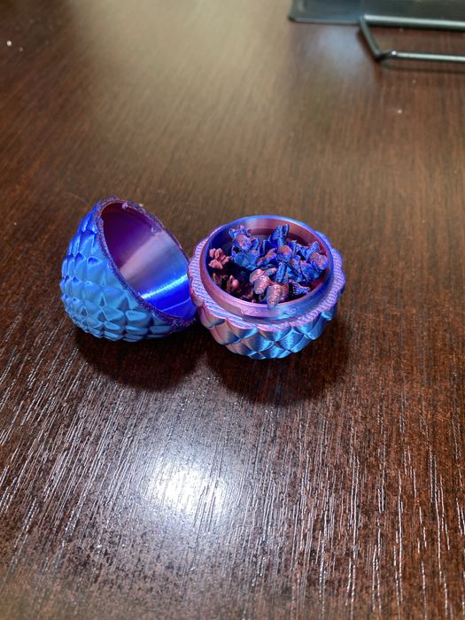 Яйцо-игрушка с гекончиком внутри