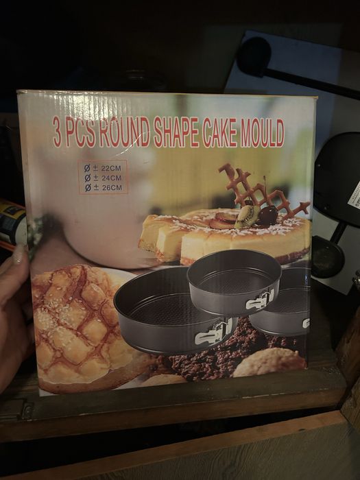 Много разной посуды для кухни.