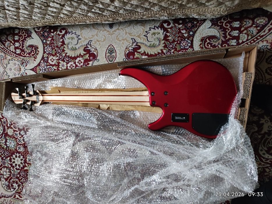 Бас гитара Yamaha бас-гитара TRBX305 CANDY APPLE RED красный