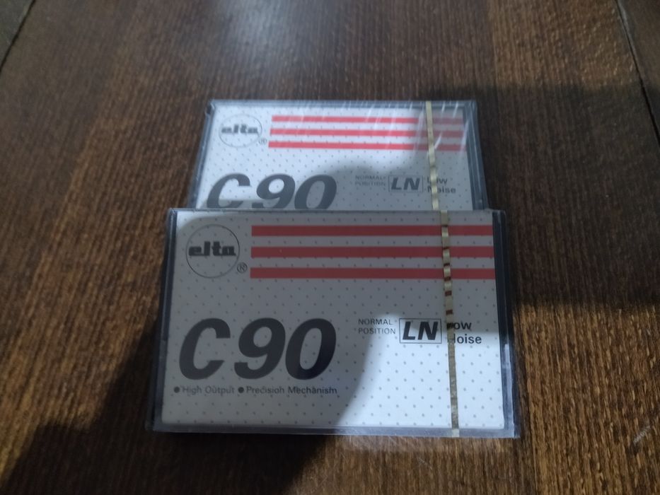 Продавам чисто нови запечатани в целуфан касети