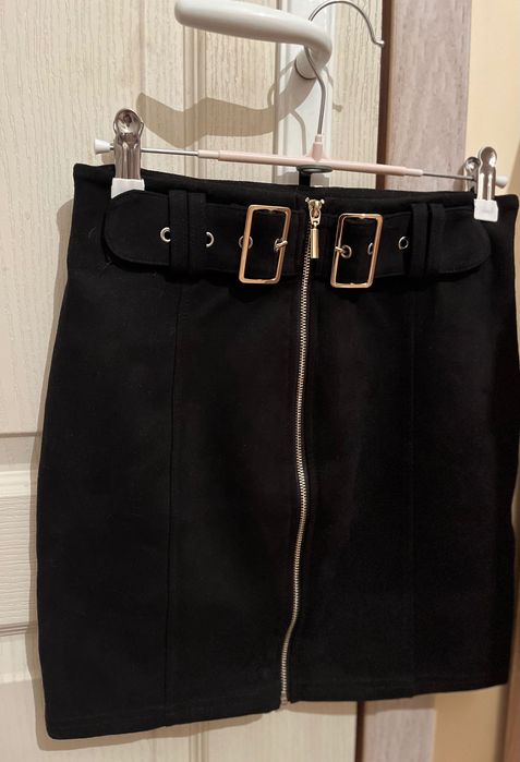 Черна велурена пола