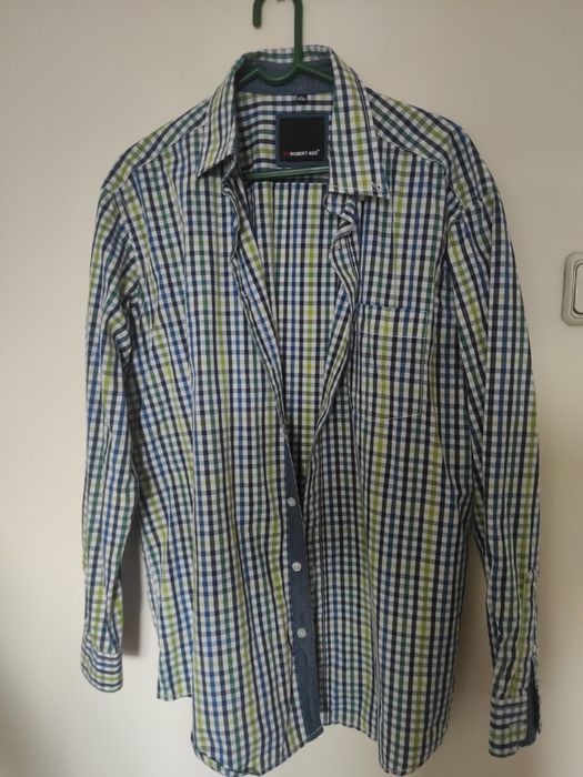 Cămăși cu mânecă lungă și scurtă, diferite mărimi, diferite modele, cu