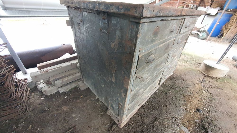 Стар шлосерски тезгях, работен плот с чекмеджета