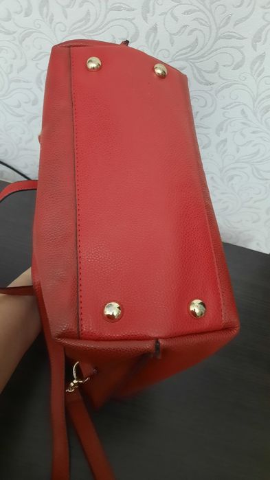 Сумка красная в нормальном состоянии