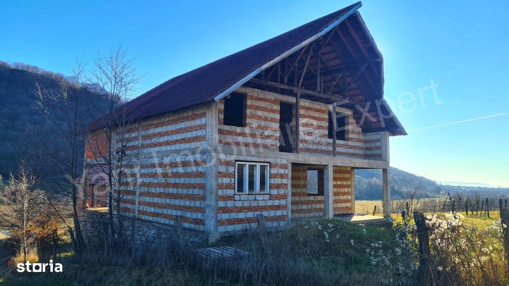 Casă de vânzare în comuna Corbeni, sat Oestii Ungureni, județ Argeș.