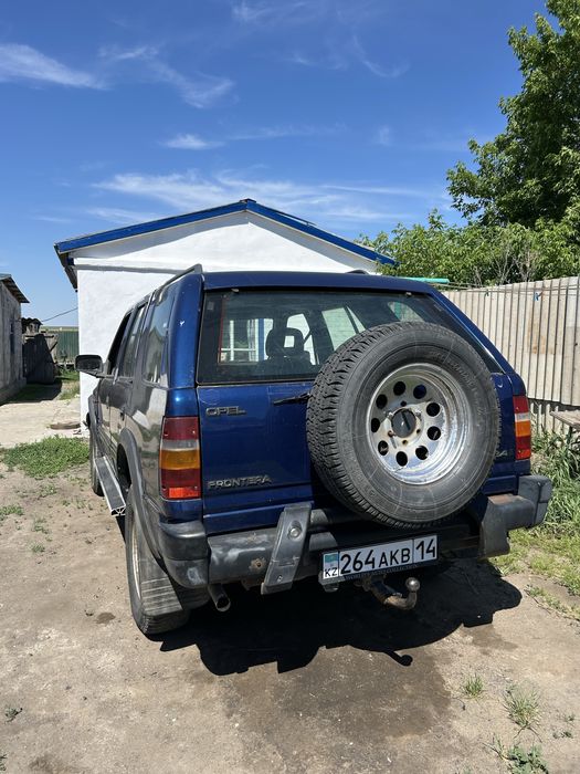 Opel Frontera.