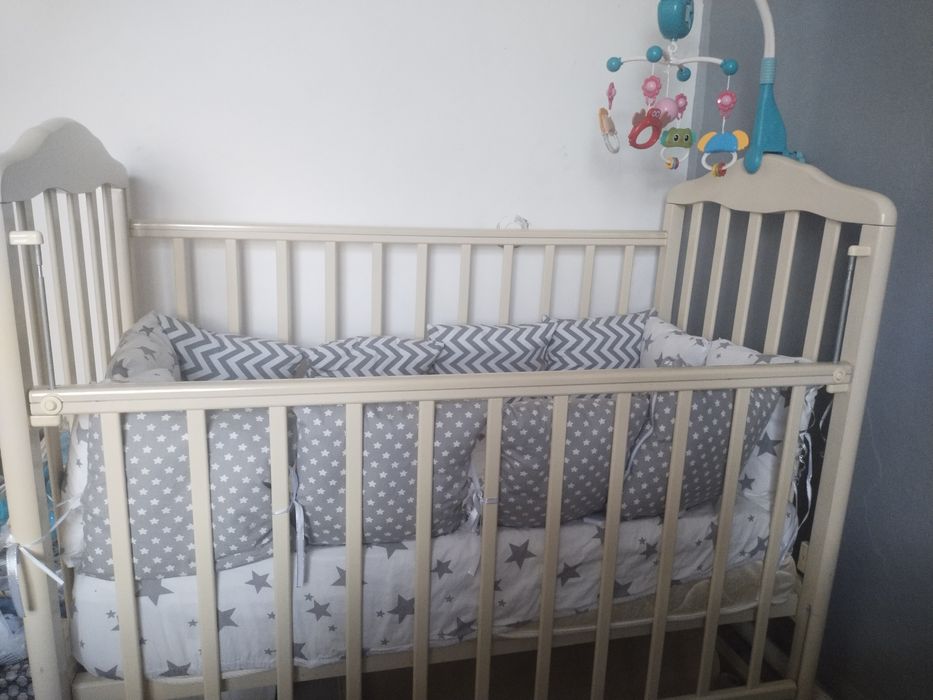 Продам кроватку с матрасом с бортиками