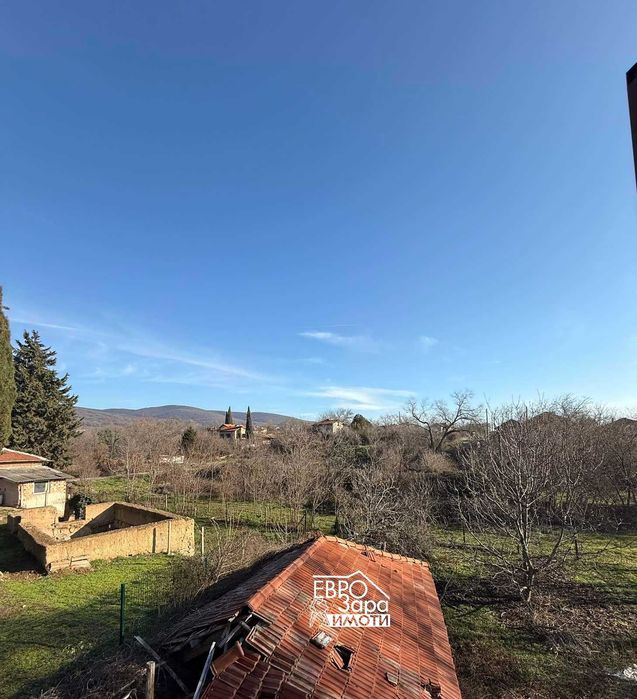 Двуетажна масивна къща за продажба в Центъра на село Колена