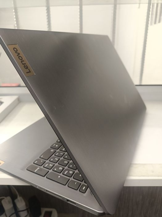 Lenovo ideapad 3 core i3 1215U