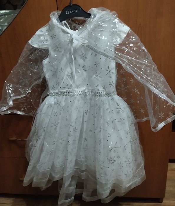 Продам платья снежинок