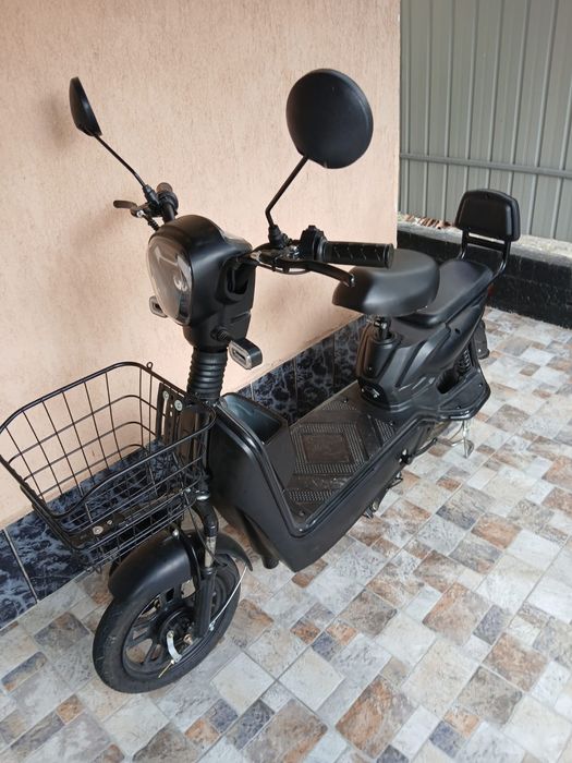 Scuter electric 25 km/h. Se conduce fără permis.