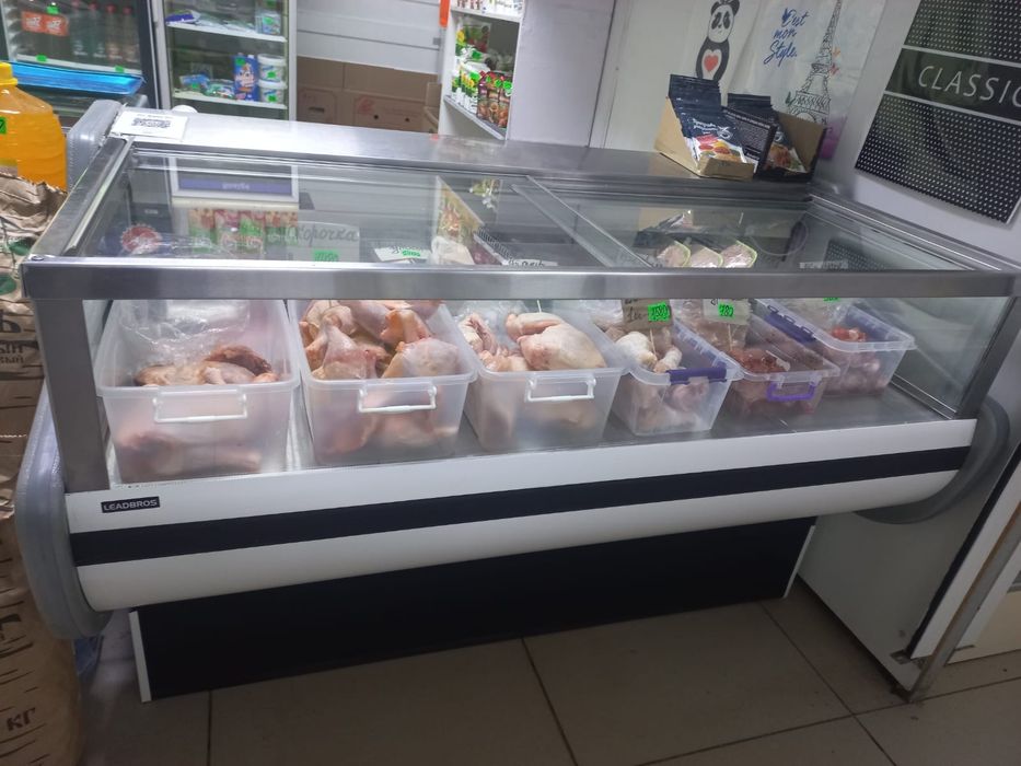 Холодильник ветринный,морозит