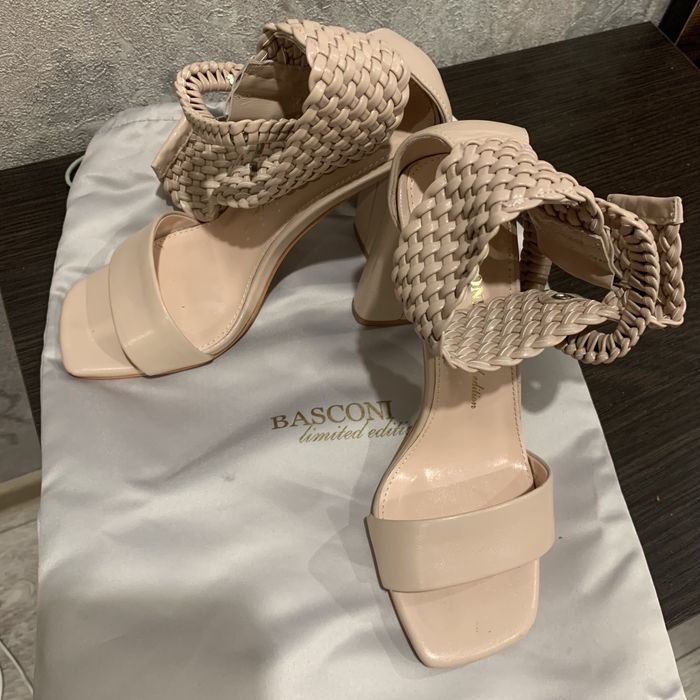 Продам босоножки