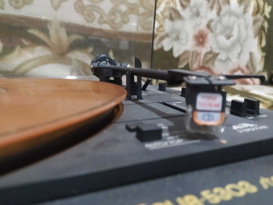 Виниловый проигрыватель