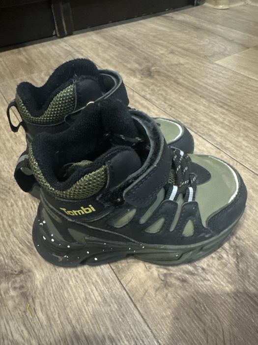 Продам детские ботинки