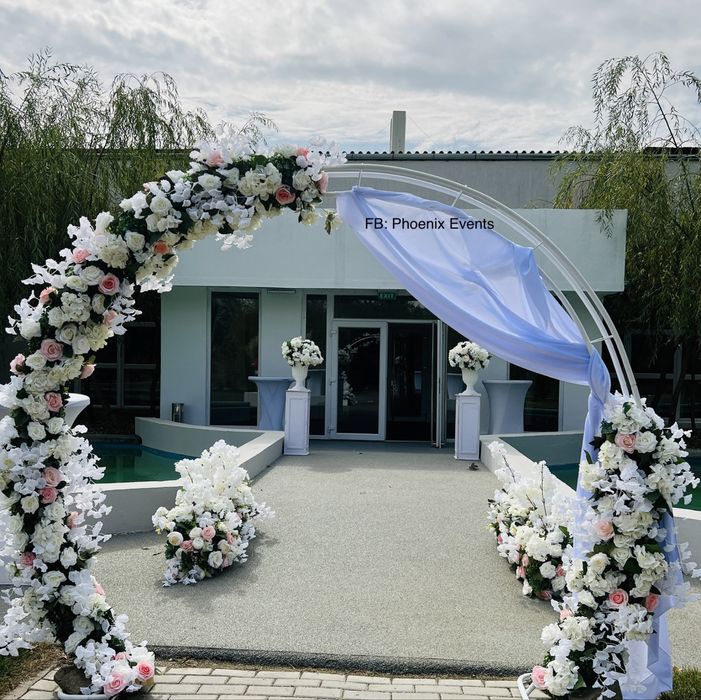 Aranjament cununie decoratiuni decor floral arcada stalpi nunta botez