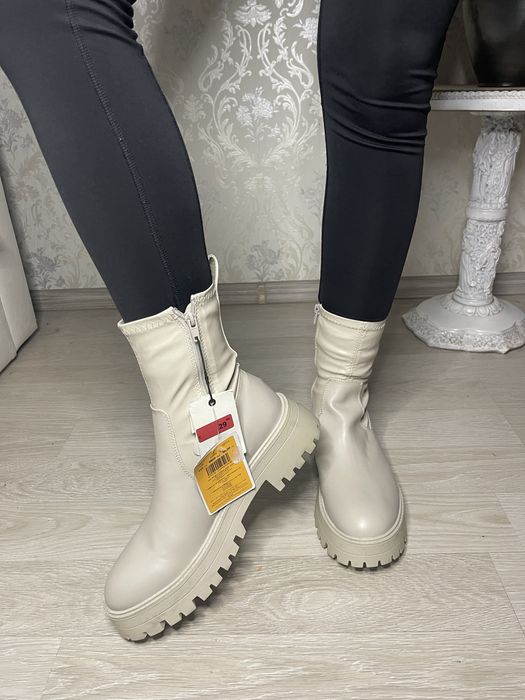 Ghete noi, cu eticheta, Pull&Bear