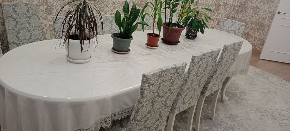 Продаем большой стол со стулями