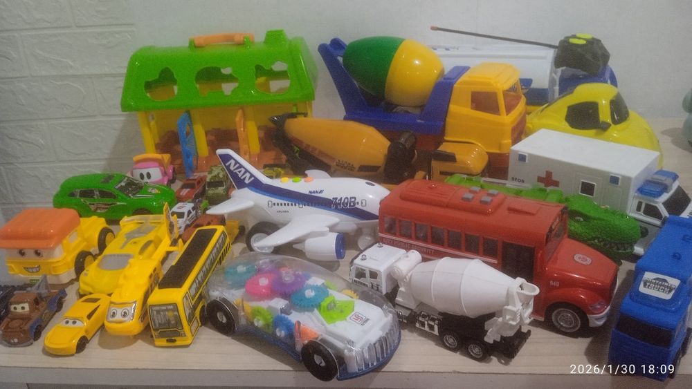 Продам пакет машинок (30шт)