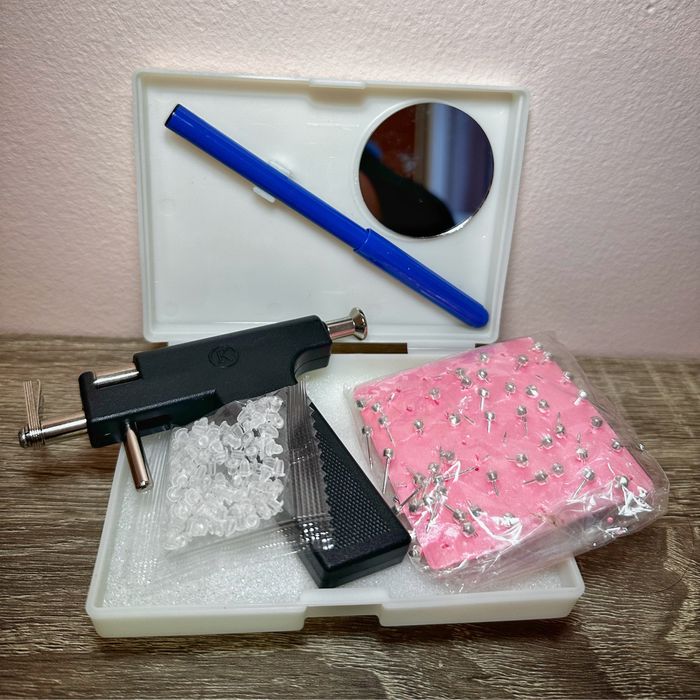 Pistol profesional și cercei medicinali