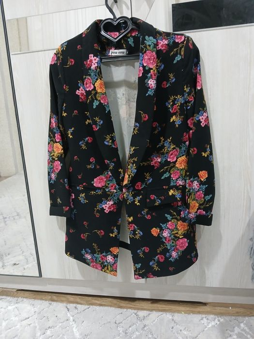 Костюм красный, с цветочками