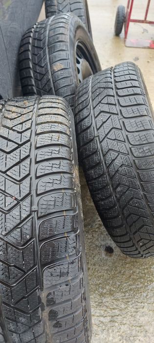 Vand anvelope de iarna cu tot cu jante