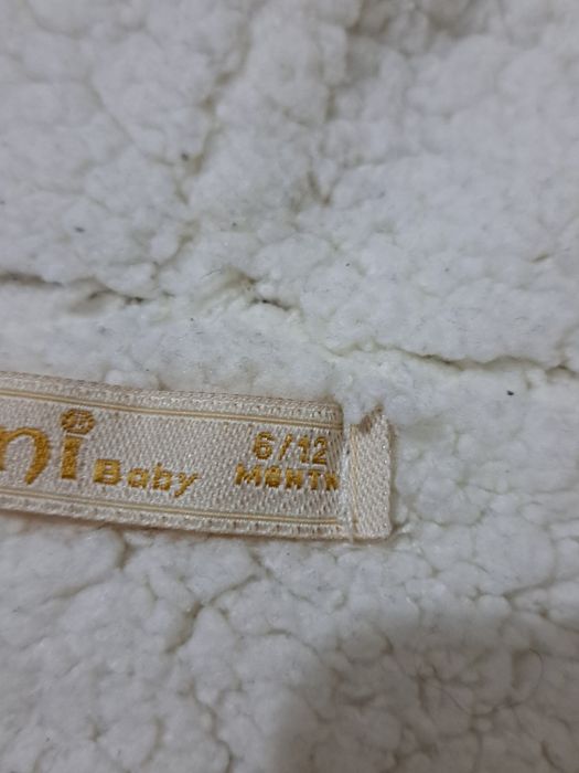 Комбинезон до 6 месяцев очень тёплый.