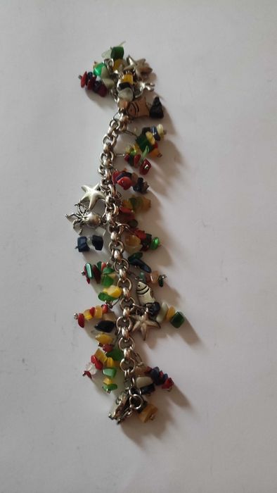 Дамска гривна от сребрист метал с много компоненти