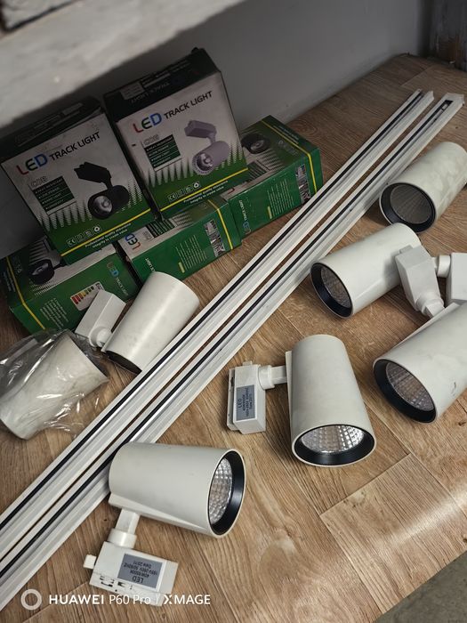 Два трека и 12 светильников.