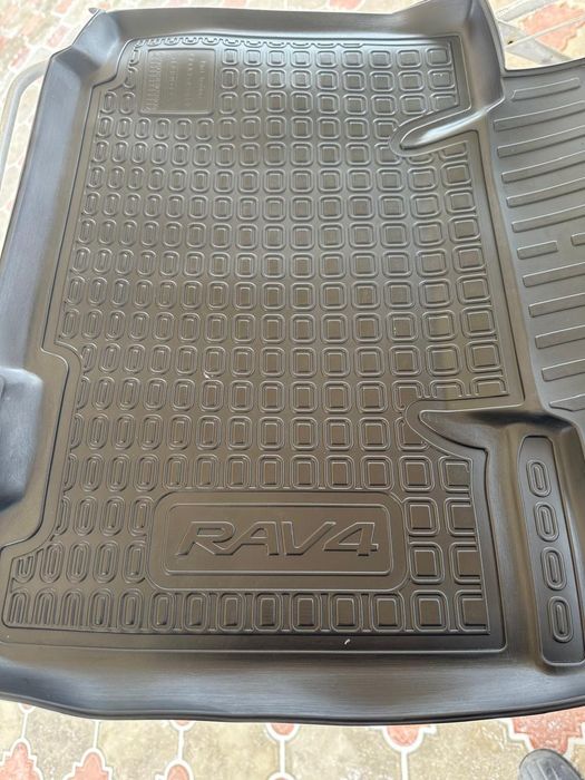 Продам полики в авто TOYOTA RAV4