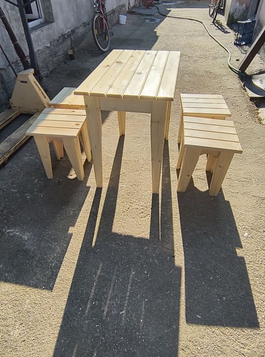 Masa și scaune din lemn de brad
