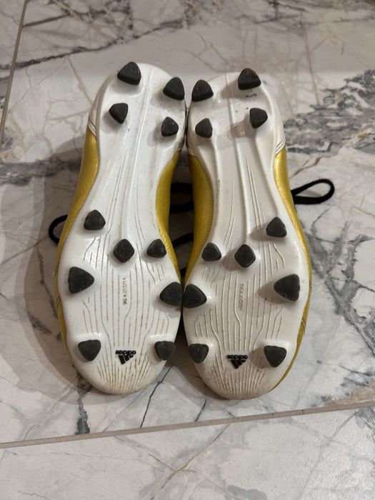 Бутони маратонки за футбол Адидас