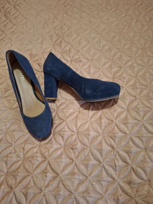 Велурени официални обувки с широк ток