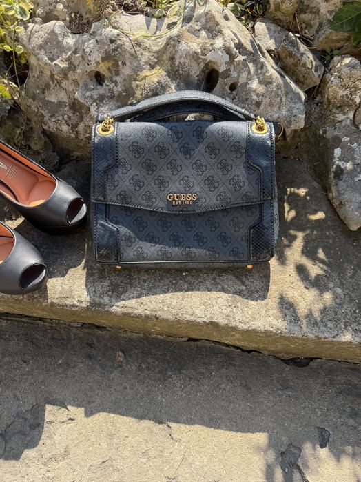 Дамски официални обувки и чанта GUESS