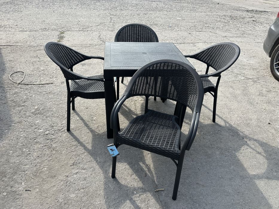 Маса и 4 стола , супер издържливи