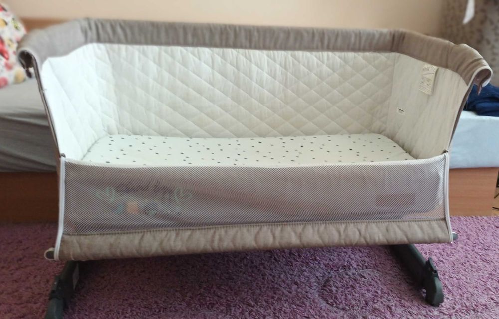 Бебешко легло/кошче next to me