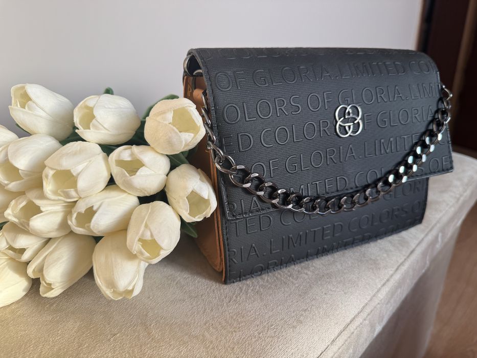 Черна чанта с кафяви елементи, регулируема дръжка