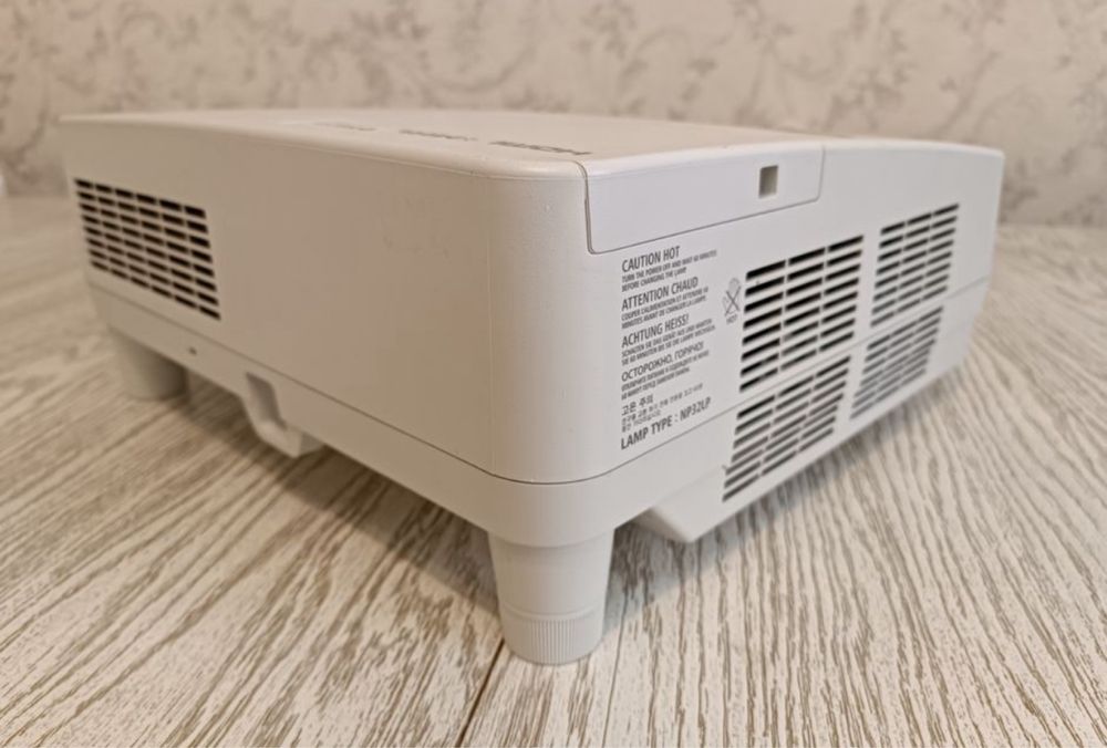 Проектор короткофокусный бренда NEC