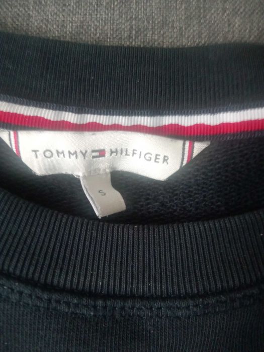 Tommy Hilfiger .