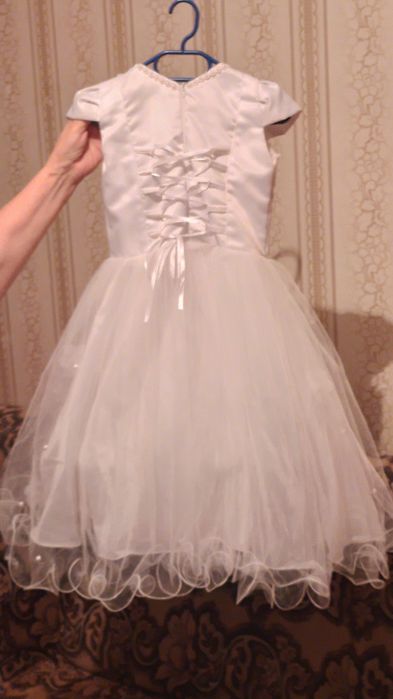 Продам платья на девочку 7-8 лет.