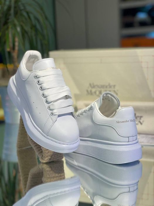 Adidași de vânzare